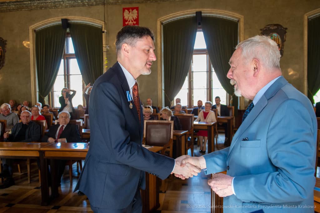 Zdjęcie przedstawia profesora dr. hab. Piotra de Bończę Bukowskiego i Prezydenta Miasta Krakowa.