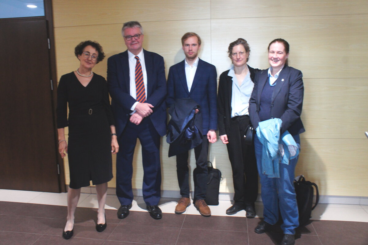 Zdjęcie przedstawia Ambasadora Islandii, Dyrektorkę Instytutu, Kierowniczkę Katedry Nordystyki oraz reprezentację pracowników Katedry.