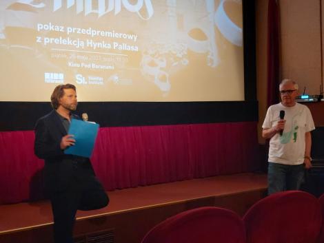 Photo no. 2 (3)
                                                         Zdjęcie przedstawiające Hynka Pallasa i Jana Balbierza przed ekranem filmowym podczas prelekcji.
                            